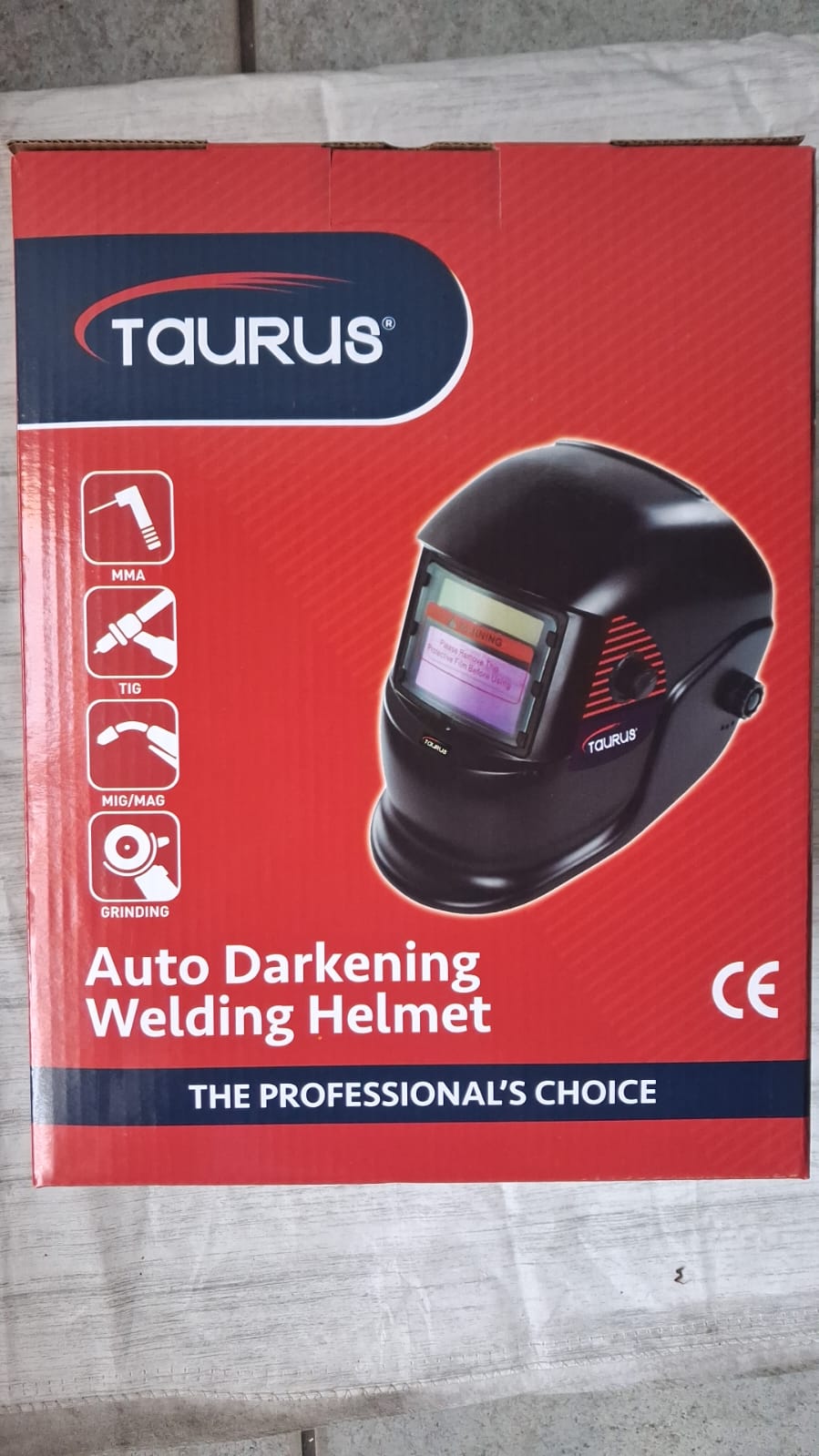 Auto darkening welding helmet
