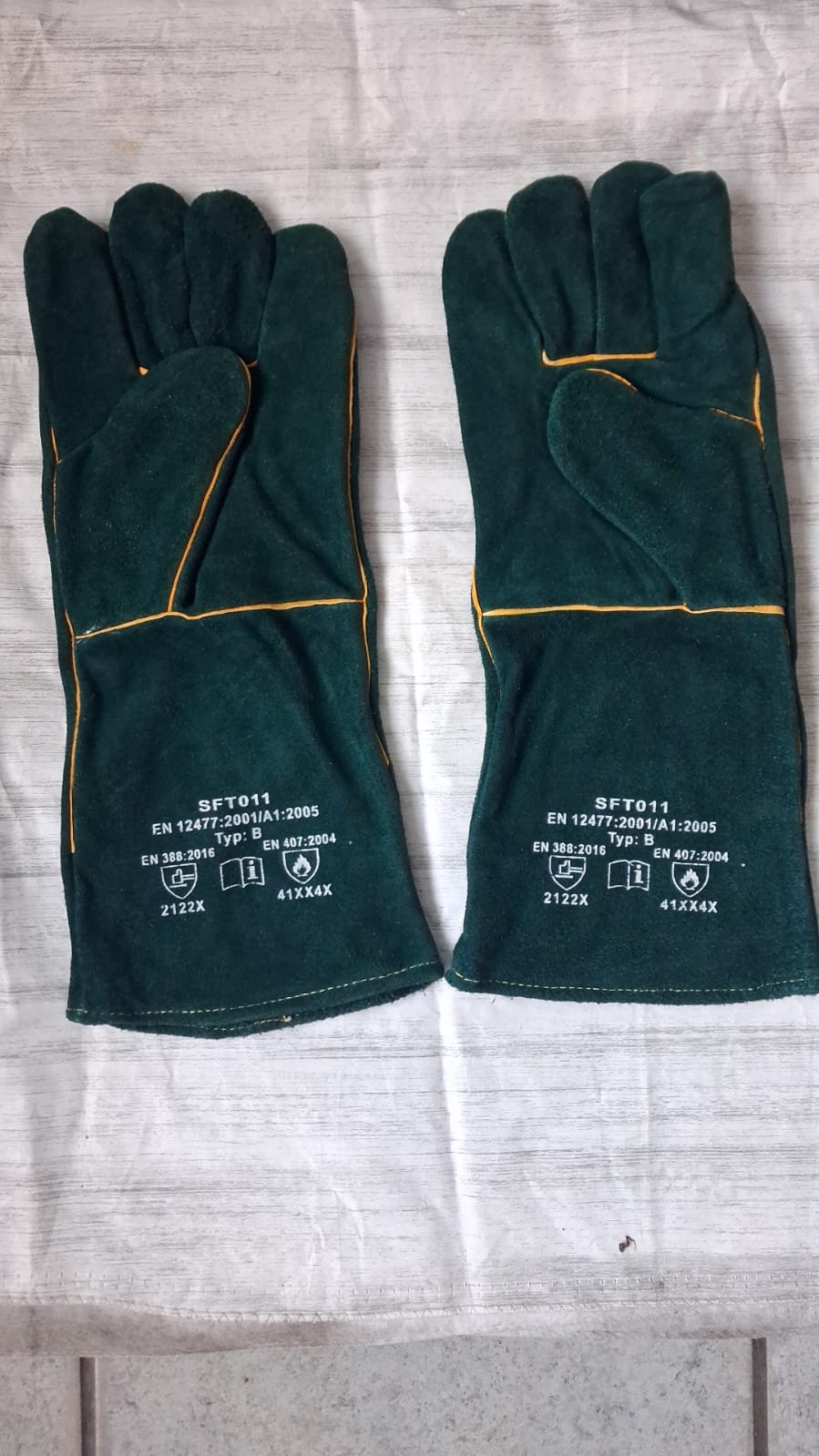 Elbow length welding gloves