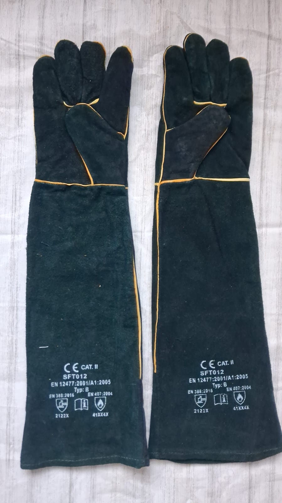 Shoulder length welding gloves